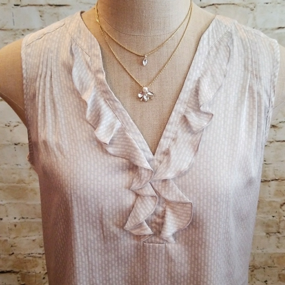 ▪Ann Taylor▪Gray Ruffled Sleeveless Top